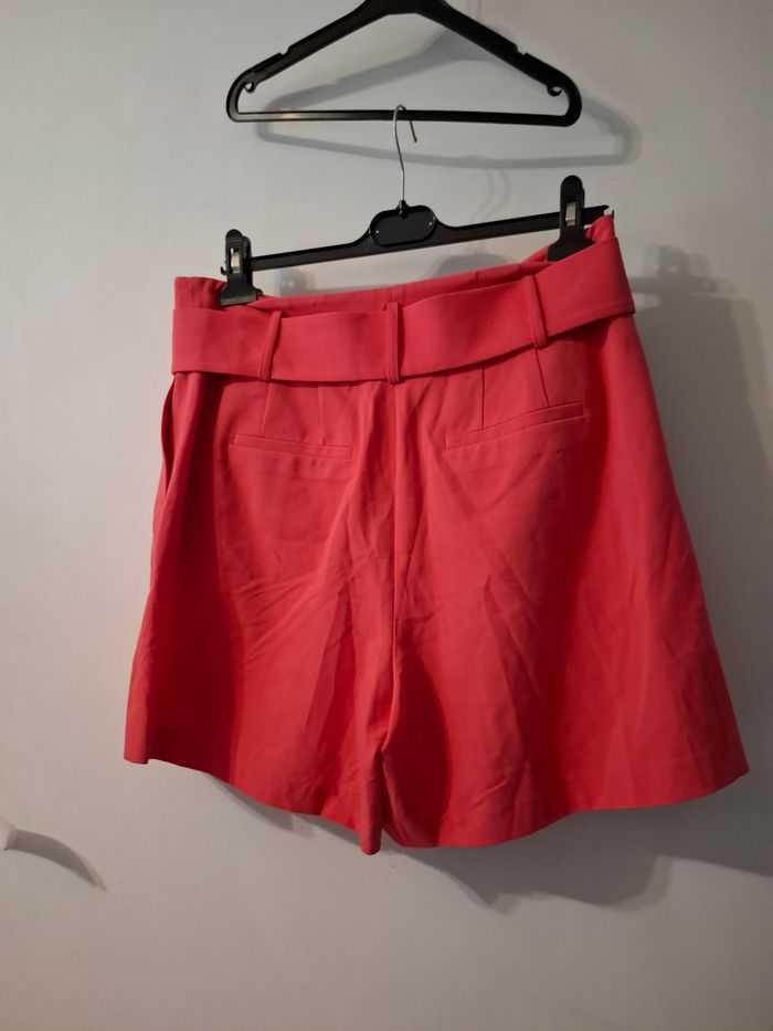 Short taille 42 avec ceinture en très bon état - photo numéro 4