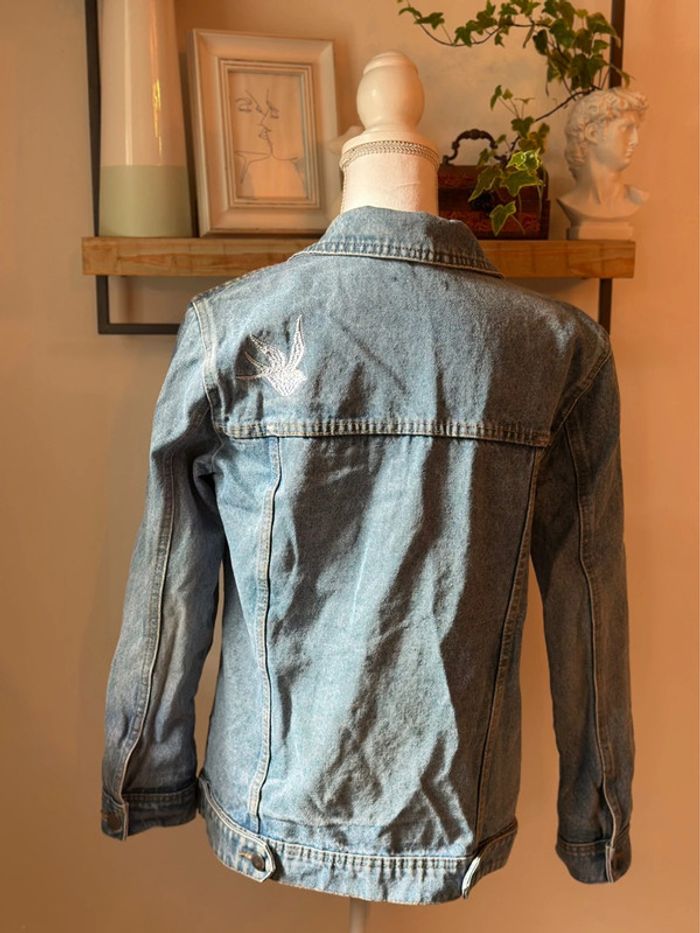 Veste en jean oversize brodée – fleurs & oiseau – taille S - photo numéro 7