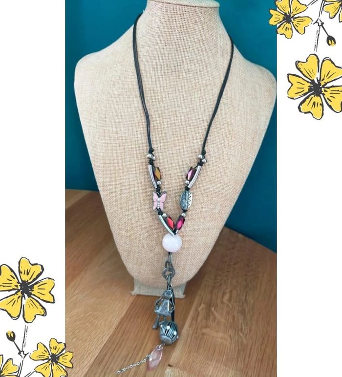 Collier Fantaisie Vintage – Pendentif Petite Fille & Pampilles Roses _ Collection Nuances de Rose - photo numéro 10