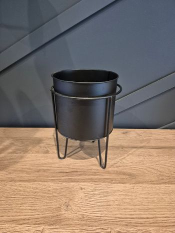 Cache-pot en métal noir, sur pied