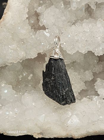 Pendentif en kyanite noire 🤩