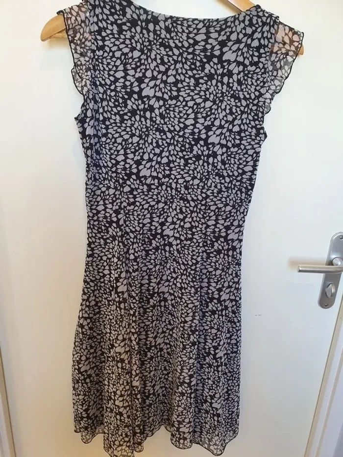 Robe volantée noire & blanche sans manches - photo numéro 8