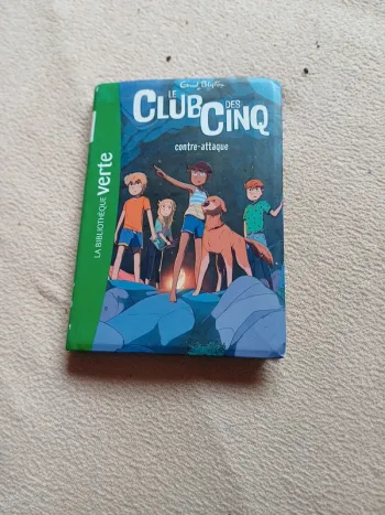 Livre le club des cinq contre attaque
