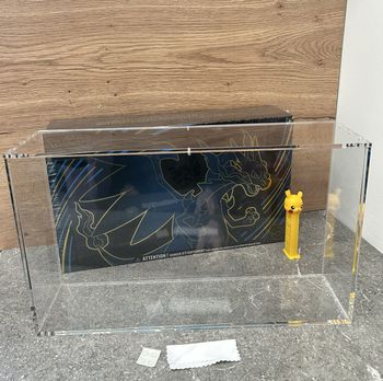 Protection Acrylique Aimantée Haut de Gamme Spécialement conçue pour l’UPC Dracaufeu ME02 Pokémon