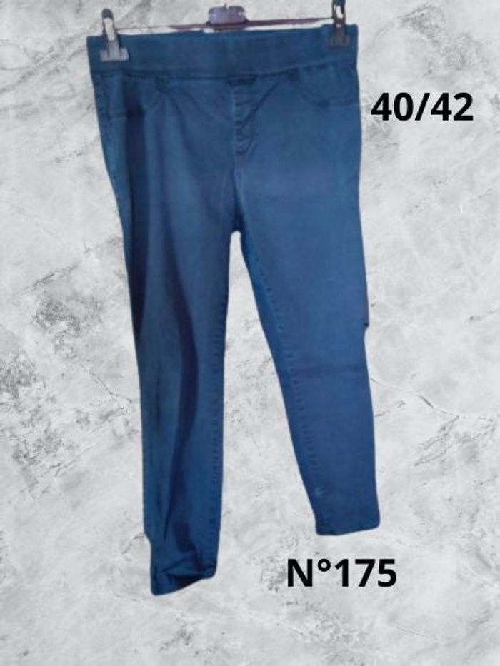 N°175 Pantalon bleu marine T40/42. Kiabi.