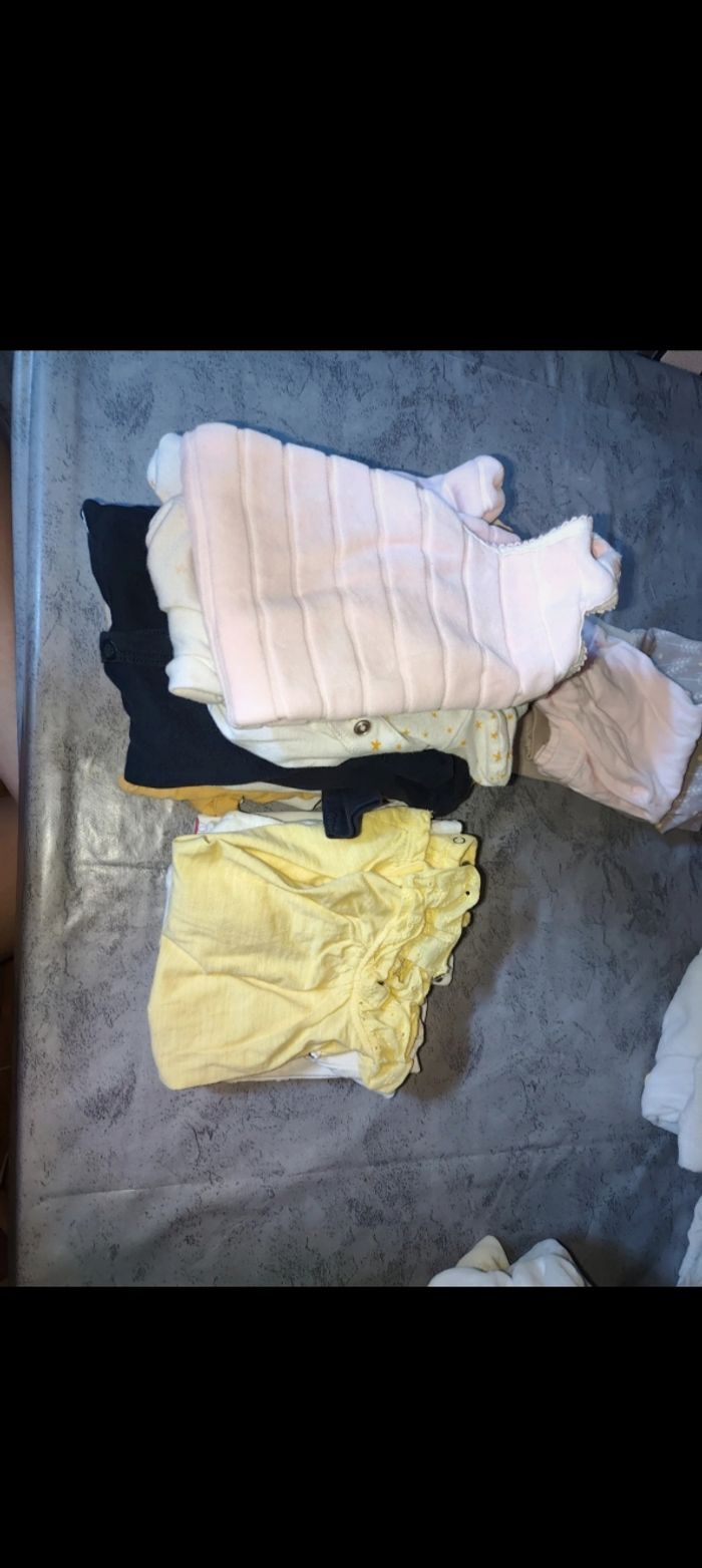 Vends vêtements 1 mois filles - photo numéro 4