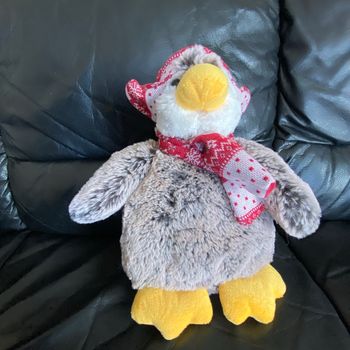 Peluche pingouin en fourrure chinée  echarpe rouge et blanche bonnet  enesco 30cm