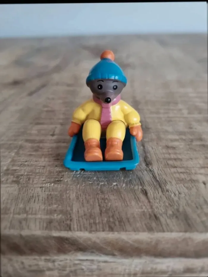 Figurine petit ours brun à la neige