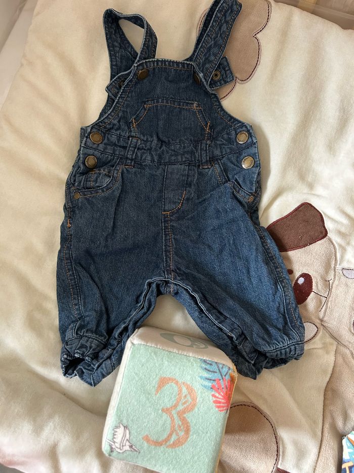 3️⃣ Salopette en jeans