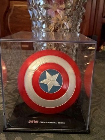 Figurine bouclier Marvel.