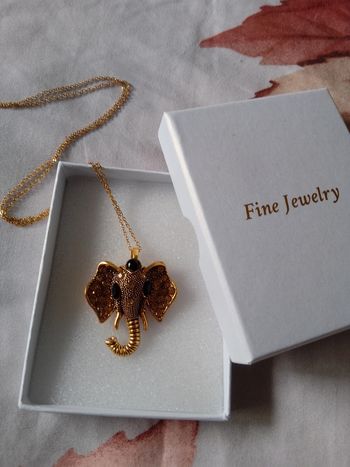 Collier éléphant doré et pierre d'obsidienne