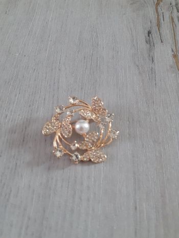 Broche neuve