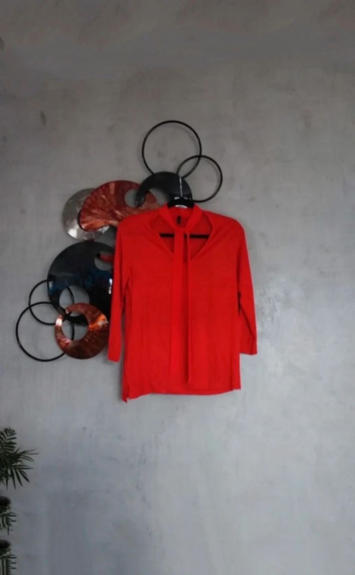 Haut rouge col lavallière Benetton