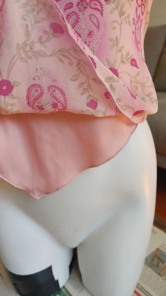 Très jolie tape bustier dos nu à nouer dans le dos couleur rose motif fleur très léger et féminin - photo numéro 6