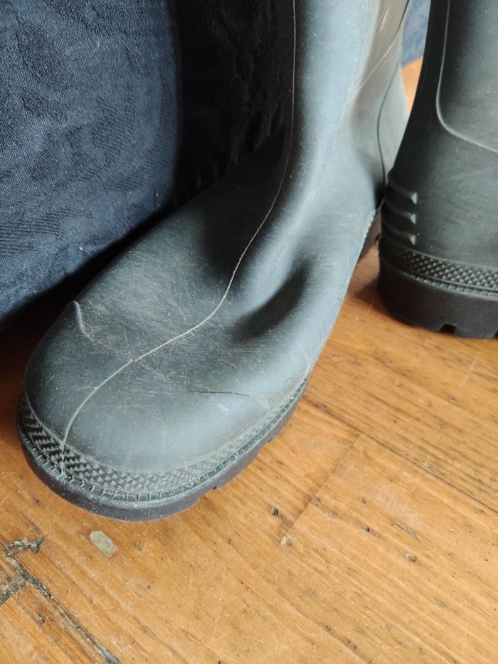 Paire de bottes de pluie de couleur vert kaki
Taille 42 - photo numéro 3