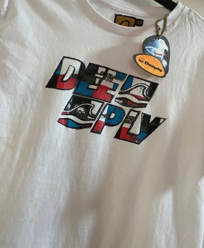 TEE shirt Deeply 13 14 ans Neuf mais une tache - photo numéro 2