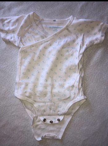 Body manches courtes  Kitchoun taille  6  mois en  parfait  état