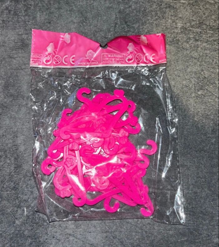 Cintres vêtements Barbies - photo numéro 2