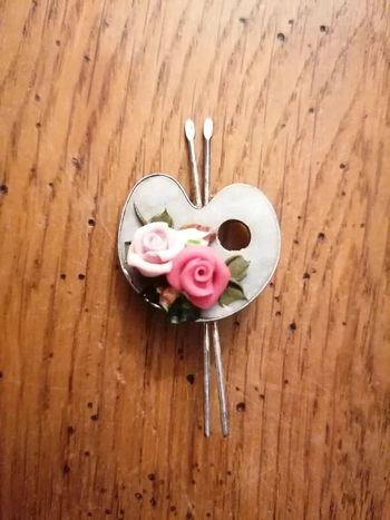 Jolie broche, palette peinture est fleurs