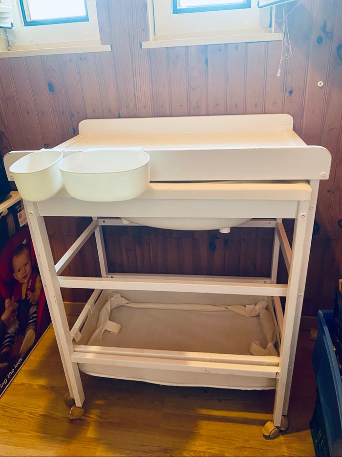 Table à langer avec baignoire