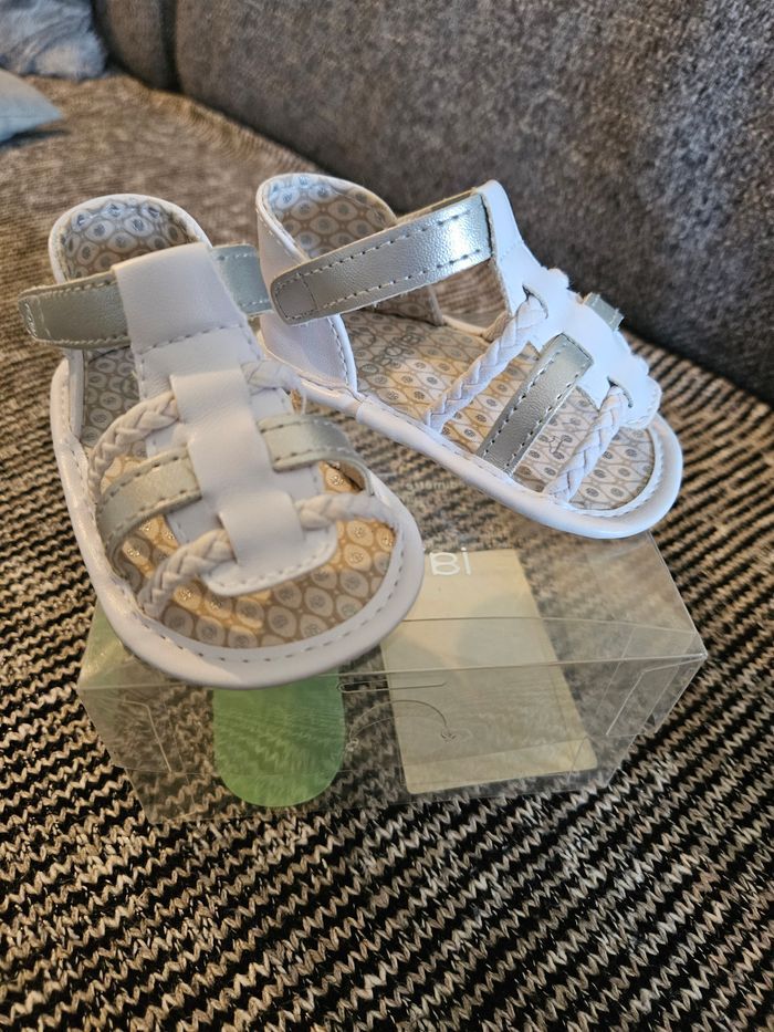 Sandales bébé neuf