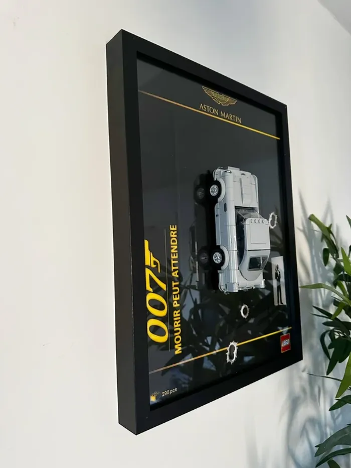 Cadre Lego Aston Martin 007 - format 30×40 cm (sans Lego) - photo numéro 2