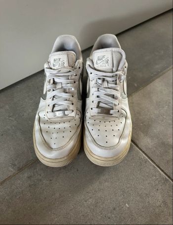 Basket Nike air force 1 blanche et argentée pointure 40  Ont été portée mais encore Bon état général