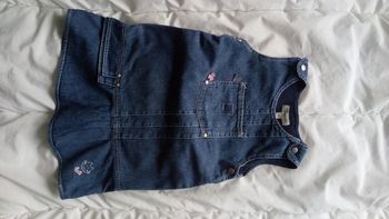 Jolie robe en jean sans manches