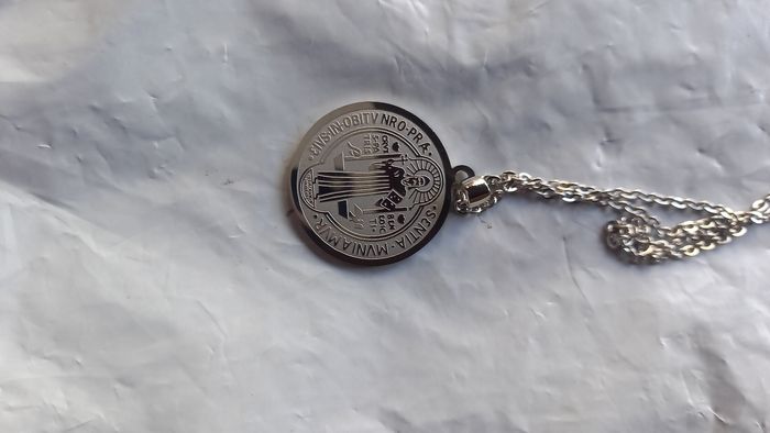 collier de Saint-Benoît en acier inoxydable".
