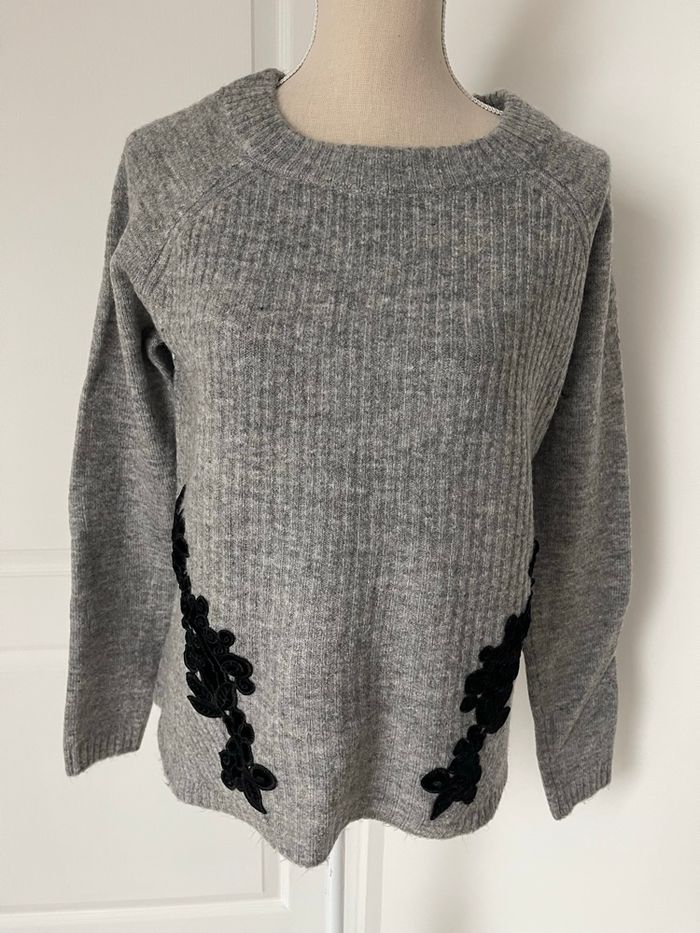 Pull gris et velours noir