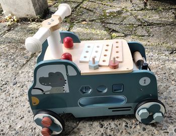 Petite voiture de bricolage en bois