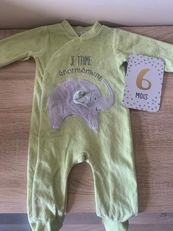 Pyjama vert avec éléphant pour bébé