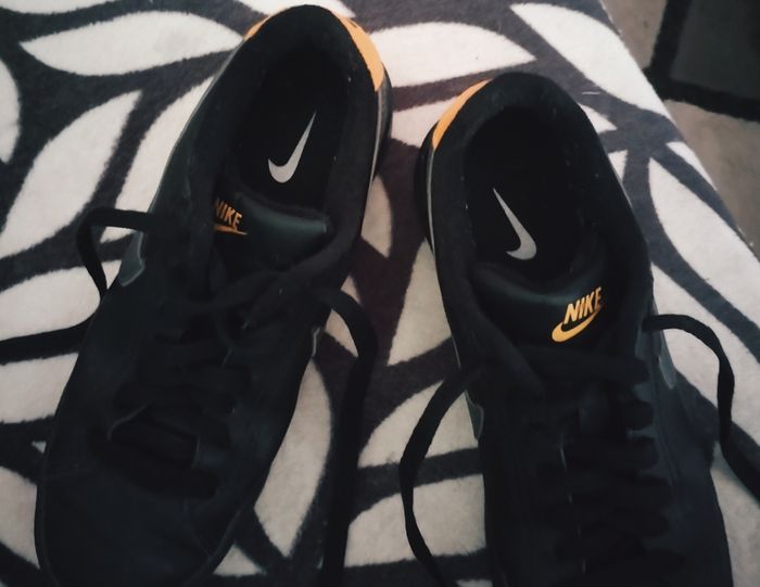 Baskets "Nike" pointure 36 et demi noirtrès peu portées - photo numéro 8