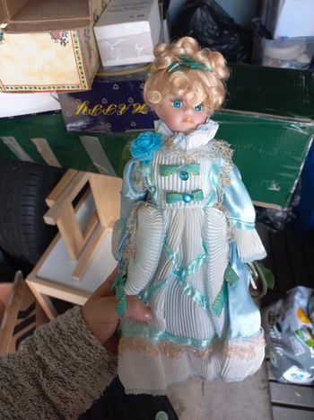 Poupée porcelaine