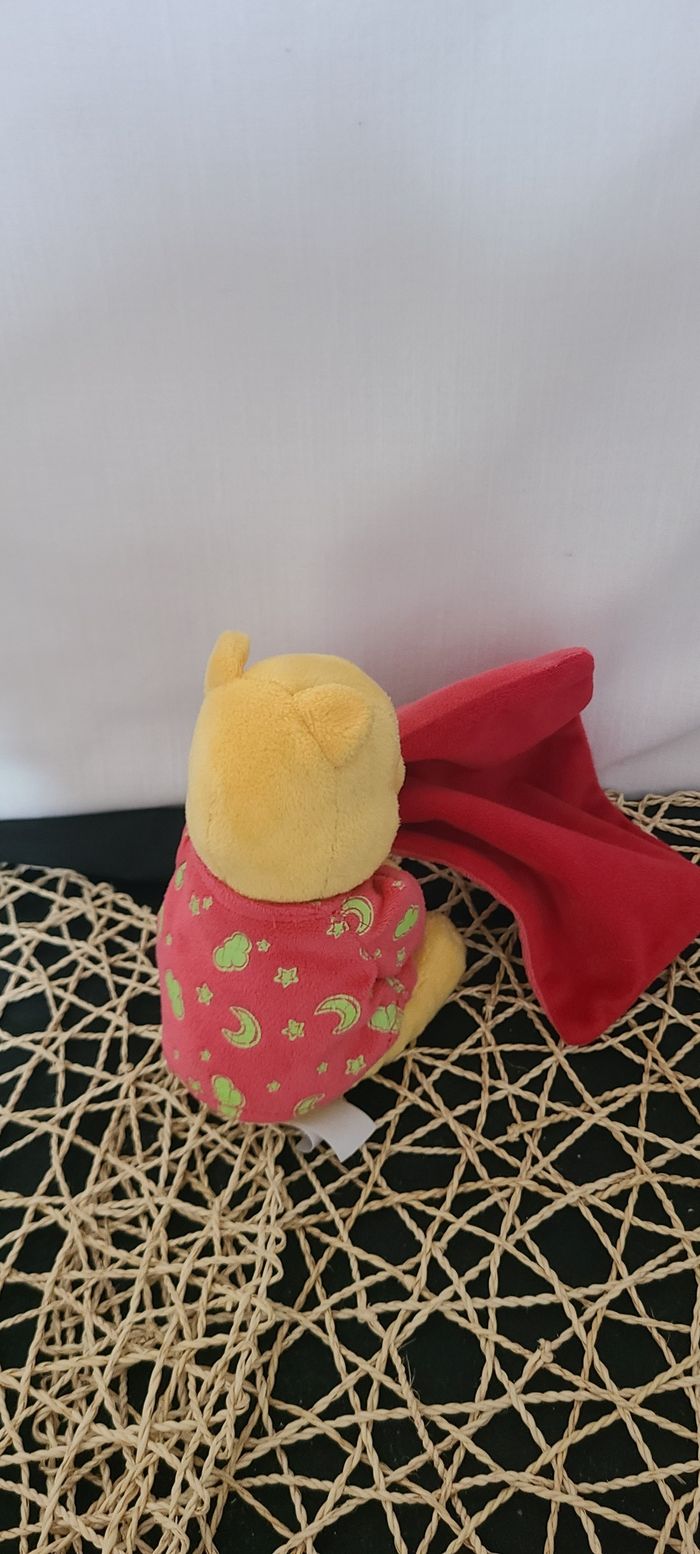 Disney doudou Winnie Pooh rouge jaune abeille lune étoile mouchoir luminescent - photo numéro 2