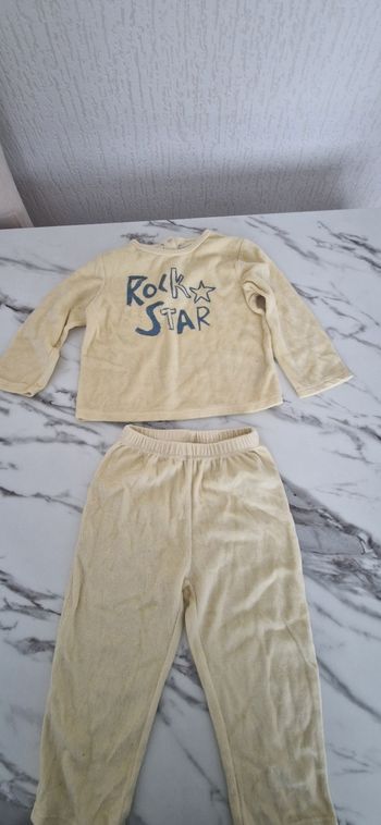 Pijama velours garçon Comme neuf
24 mois