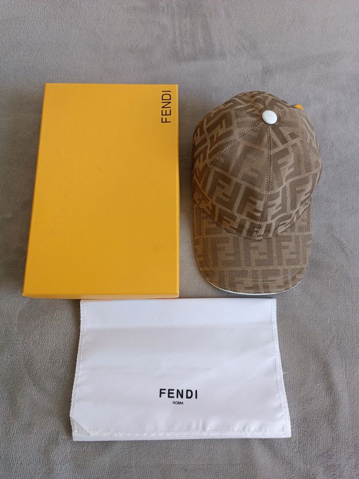 Casquette Fendi doré - photo numéro 4