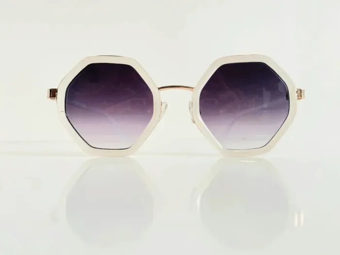 Lunette de soleil femme hexagonale blanche et dorée verres dégradés UV protection catégorie 3 - photo numéro 2