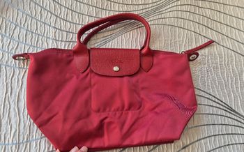 Sac Longchamp authentique SSac authentique.
Très bon état. Usages dans les coins.
Convient au cours et portable.
Porté main.
Dimensions: 46x25cm.