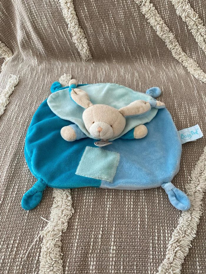 Peluche doudou plat 26cm babynat lapin bleu carré très bon état