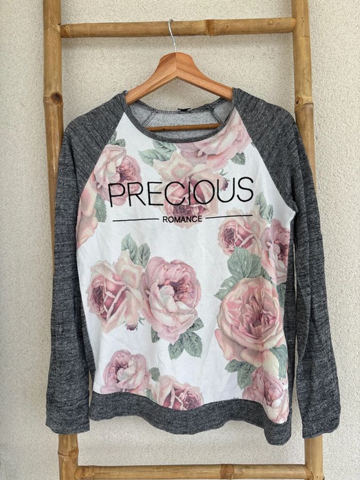 pull léger avec motifs roses