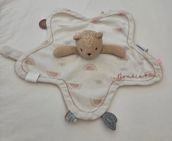 Doudou ours plat blanc et beige - Soleils - Attache tétine- Noukies