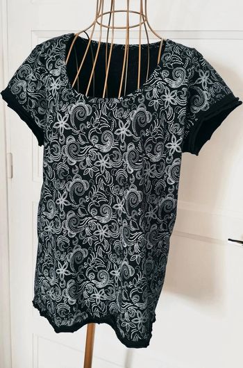 🖤 Top Noir à Motifs Blancs – Taille 46/48 – Chic & Confort au Quotidien