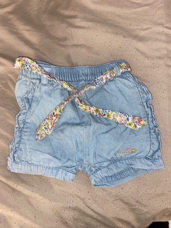 Short en jean couleur bleu avec ceinture 18 mois