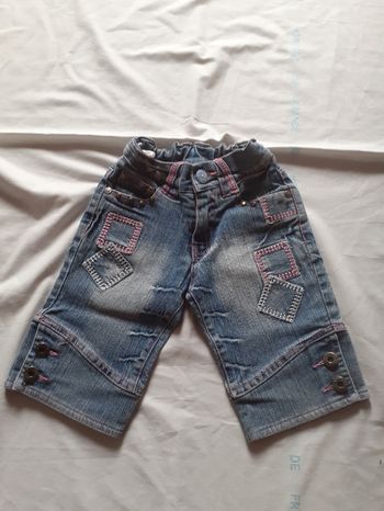 Pantacourt bleu motifs roseset blancs