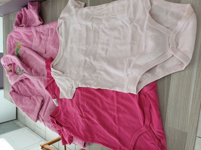 1 peignoir et 2 bodys manches courtes filles Taille 3 ans