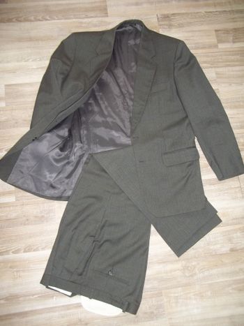 Costume finement rayé léger