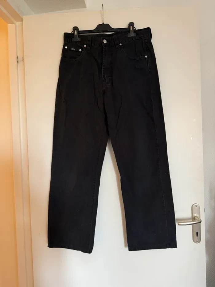 Jean droit vintage Hugo boss en bon état noir taille 40