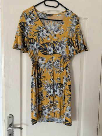 Robe jaune courte à fleurs