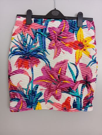 Jupe courte à fleurs multicolores t38